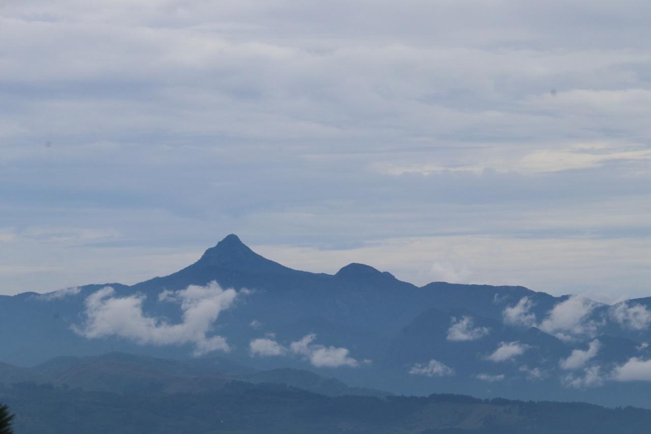 Le Pic d'Adam dans les nuages, Sri Lanka — sommet sacré du pays du thé