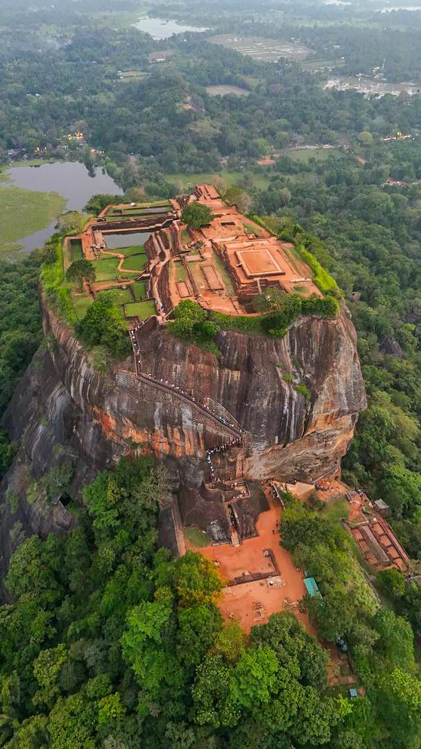 Vue aérienne du rocher de Sigiriya — ancienne cité royale, site UNESCO du Sri Lanka